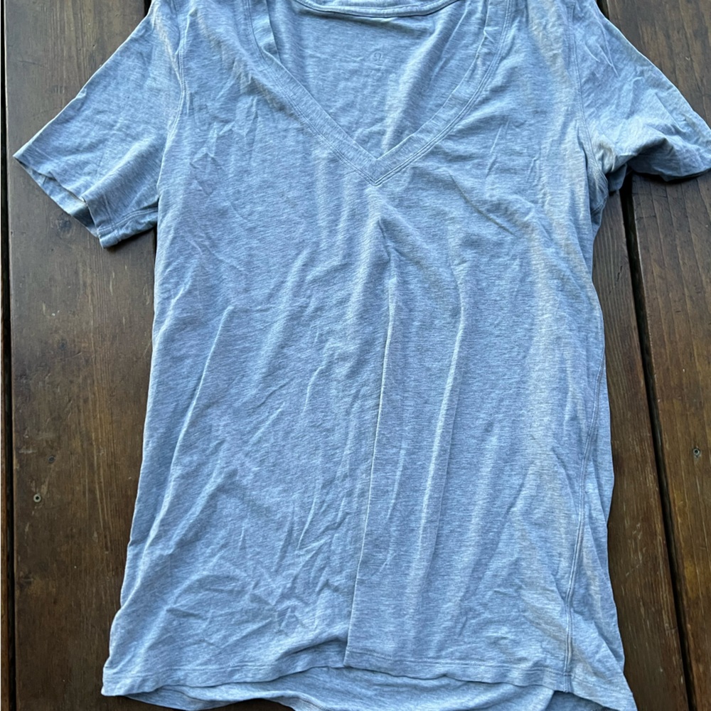 Lululemon Love Tee v neck size 8 gray